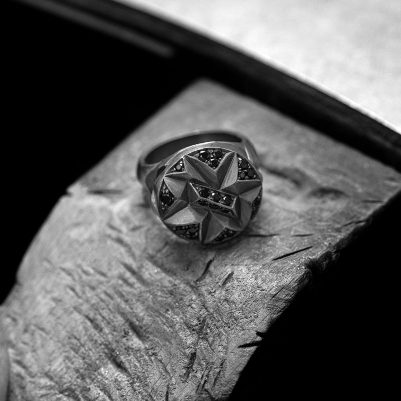 Erkek Gümüş Yüzük Yuvarlak Taşlı Oksitli Geometrik El Tasarımı